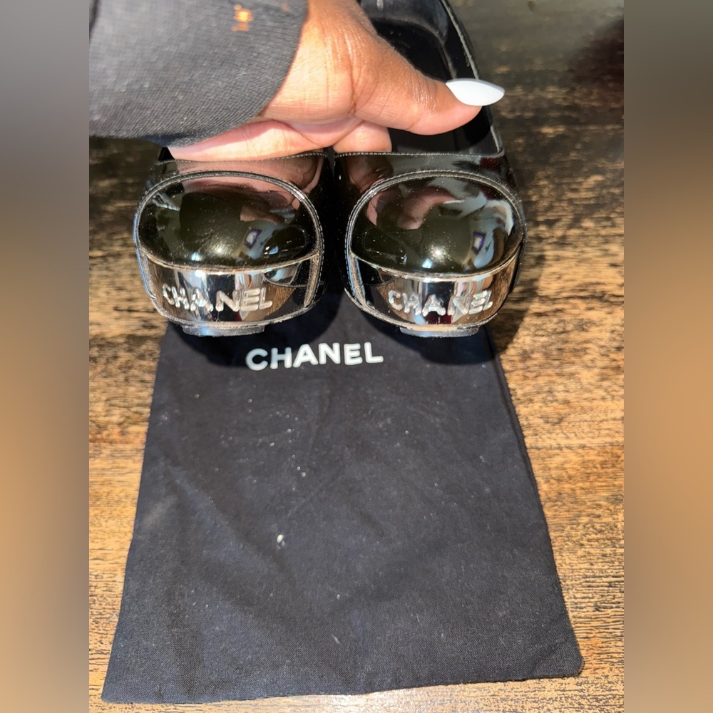 Patent Chanel pumps with logo